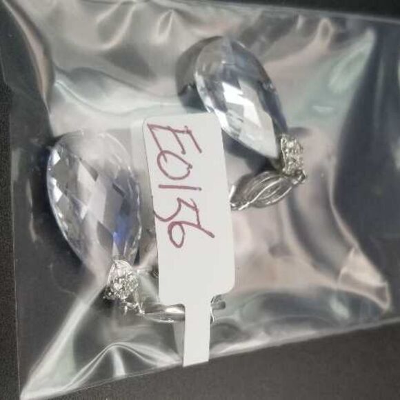 Bridgerton gossip dangle earringsāE0156 - Picture 2 of 2